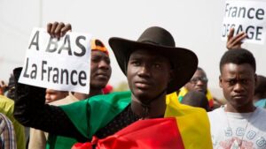 Un homme tient une pancarte indiquant "A bas la France" lors d'une manifestation contre les forces françaises et onusiennes basées au Mali, organisée par l'organisation malienne "Yerewolo debout sur les remparts", à Bamako, le 10 janvier 2020. Getty image AFP
